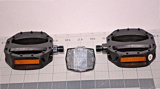 Left & Right Bicycle Pedals w/ Night Reflector Black |O33