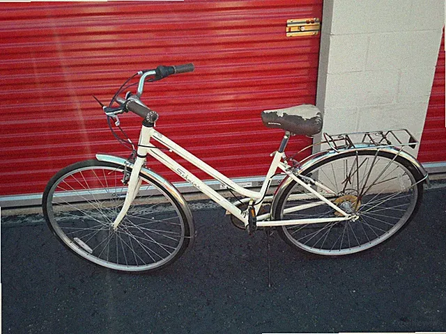 SCHWINN WOMEN’S GATEWAY 28”TIRE HYBRID BIKE - CREAM: Used/VG Includes Seat Cover